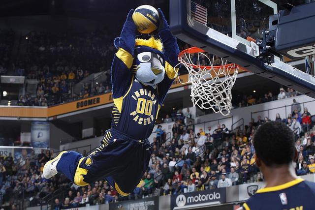 钟鼓和鸣逐绿茵 百面崇阳铜鼓奏响“楚超”咸宁主场